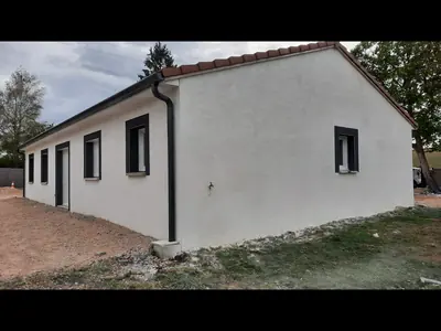 Maison de plain-pied après pose d'un crépi neuf