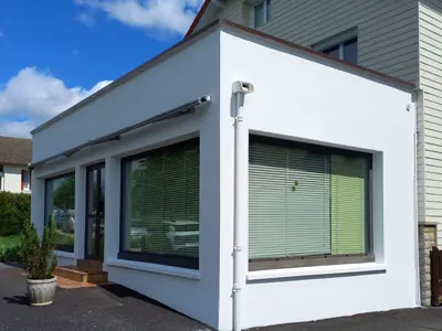 Extension moderne au crépi blanc