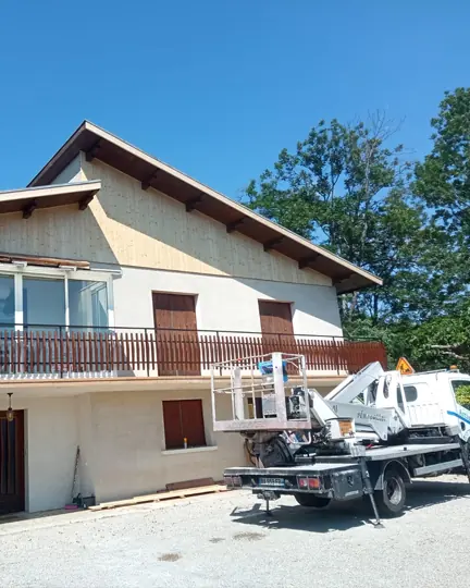 Ravalement d'une maison à étage avec nacelle élévatrice sur le chantier