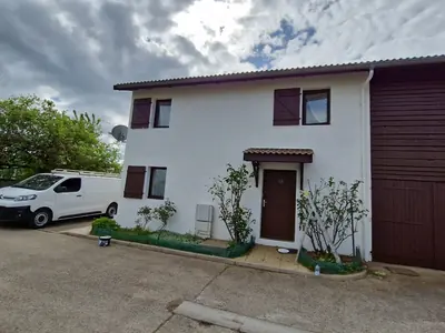 Maison aux portes et volets repeints