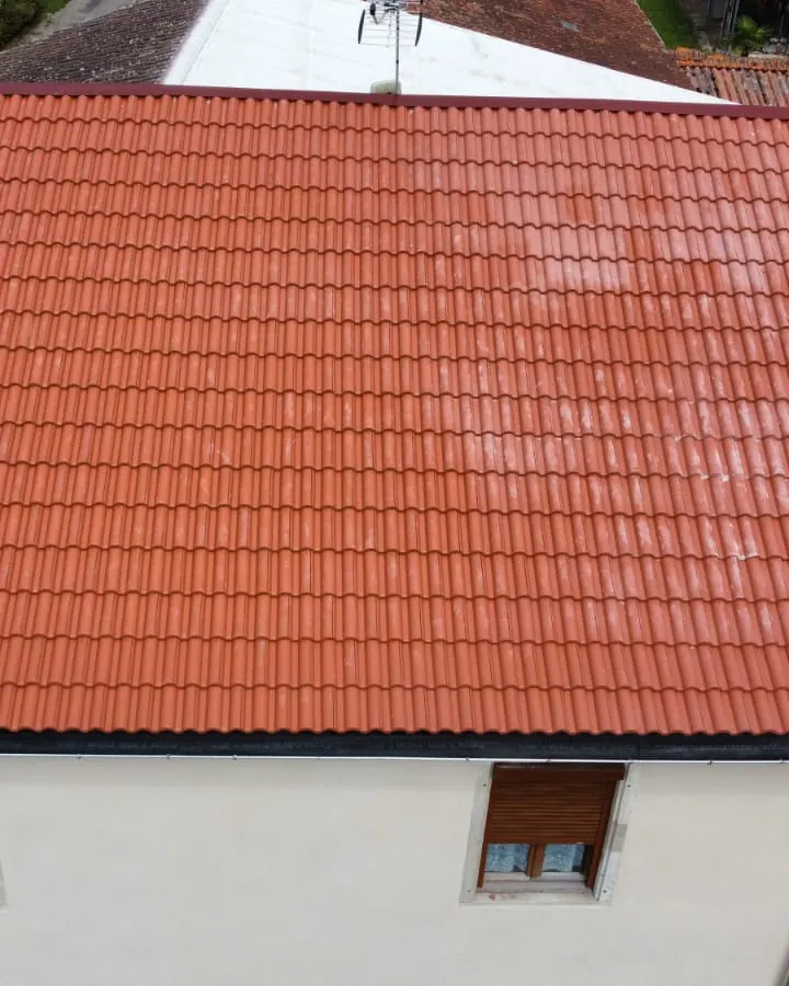 Toiture en tuiles entièrement refaite, vue de drone