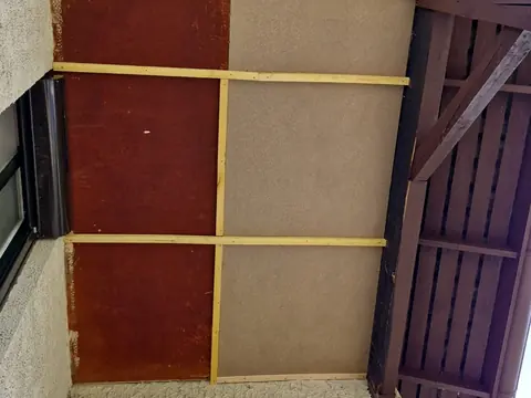 Peinture d'une avancée de toit – avant travaux