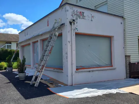 Ravalement d'une façade commerciale – avant travaux